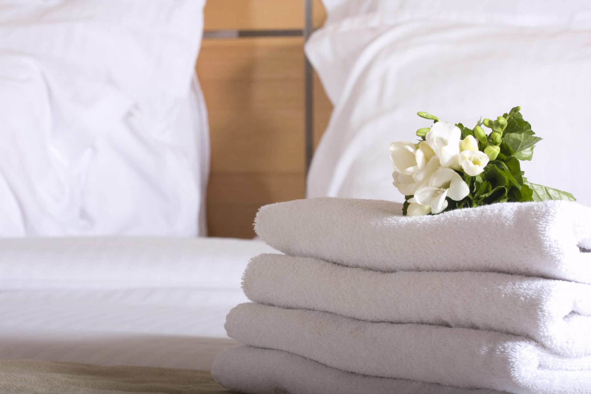 Полотенце на кровати. Чистое белье. Текстиль полотенца. Полотенца для гостиниц. Полотенца на постели.